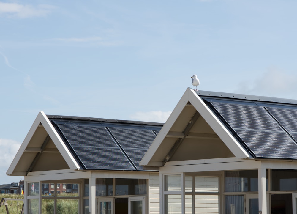 Photovoltaikanlage auf modernem Wohnhaus