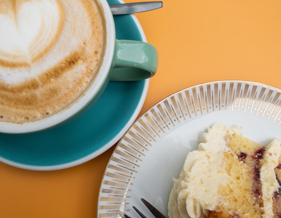 Latte mit Kuchen